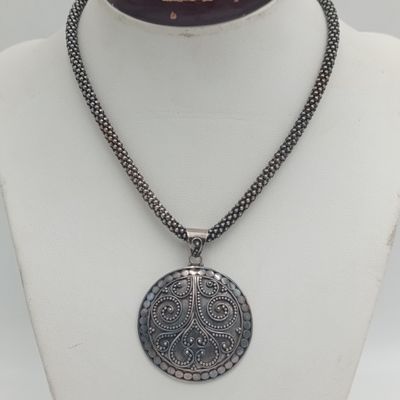 Beautiful Sterling silver necklace and pendant - weighs 31.5g - length