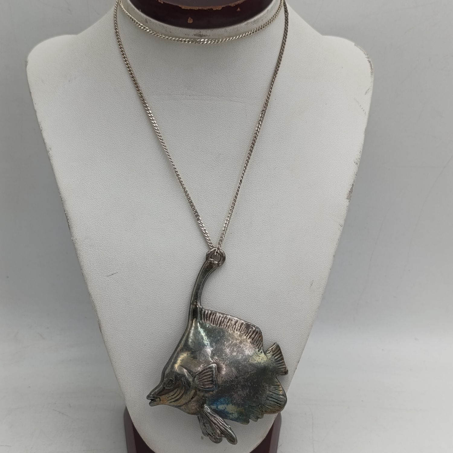 Sterling silver necklace with fish pendant weight 33.6g
