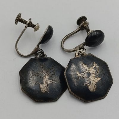 Pair of vintage screw on Siam earrings weight 6.6g