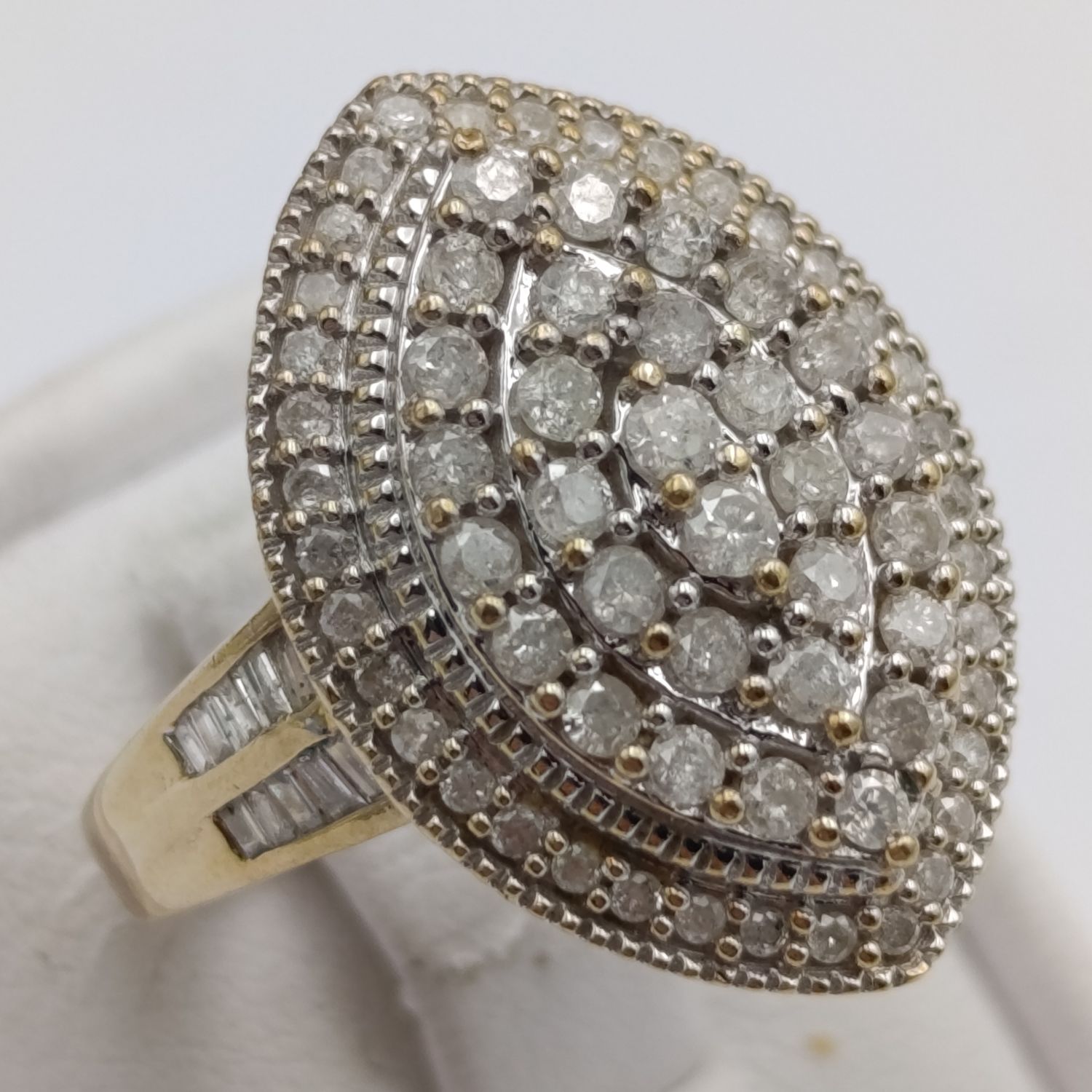 9kt gold ring hallmarked with 57 round diamonds and 20  baguette diamonds - weight 4,8g