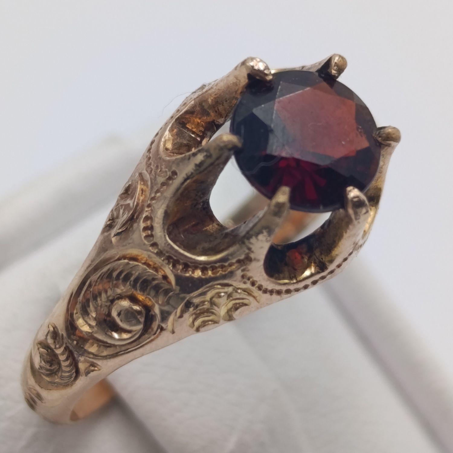 9kt gold phoenix ring with red garnet - weight 3.1g