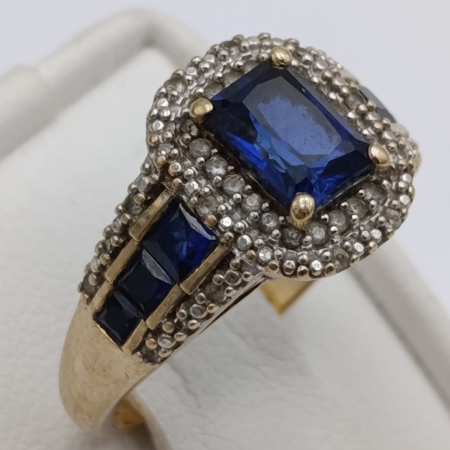 9kt gold ring with 73 diamonds and 7 sapphires - weight 4.0g