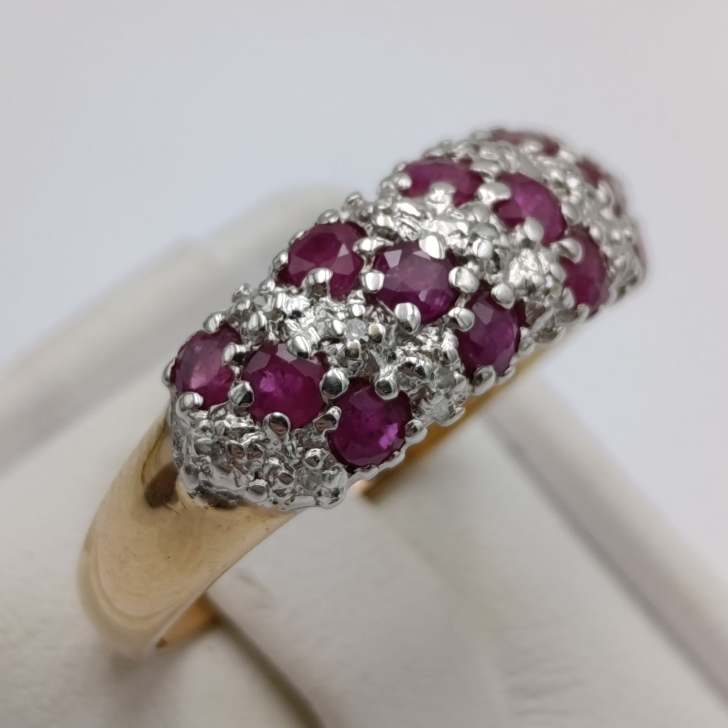 9kt gold ring with 13 diamonds and 12 rubies - weight 3.1g