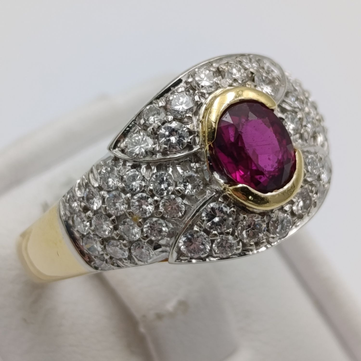 18kt gold ring with ruby of about  0.85ct and 52 beautiful diamonds - weight 8,9g