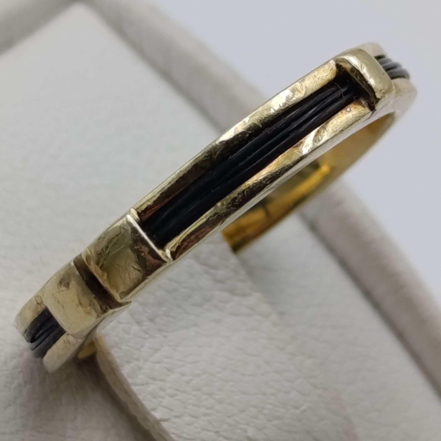 14kt gold ring with elephant hair - weight 3.4g