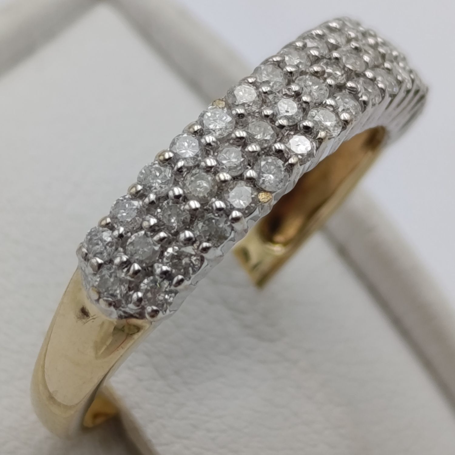 9kt gold ring with 46 diamonds - weight 2,5g