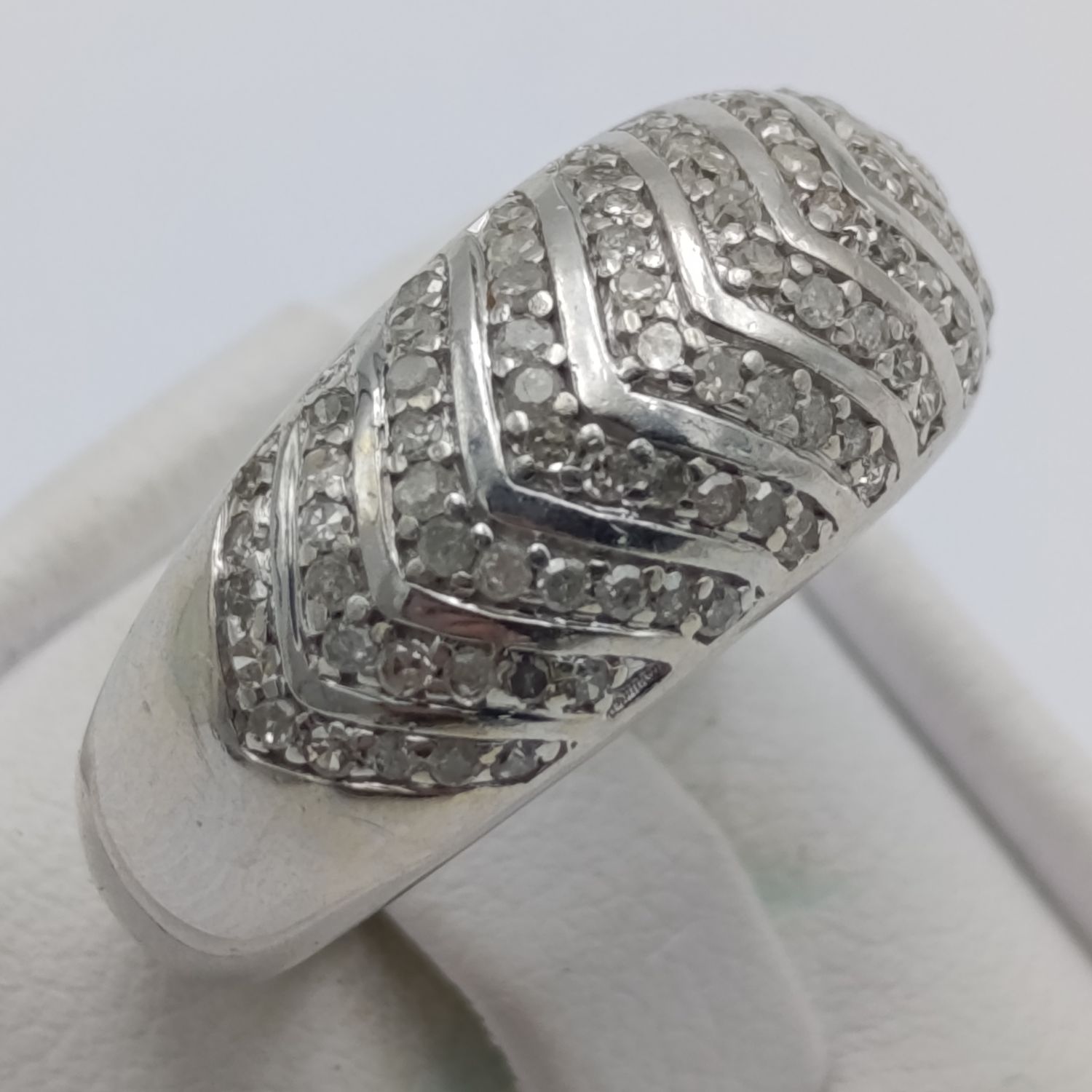 9kt white gold ring with 87 diamonds - weight 5,7g