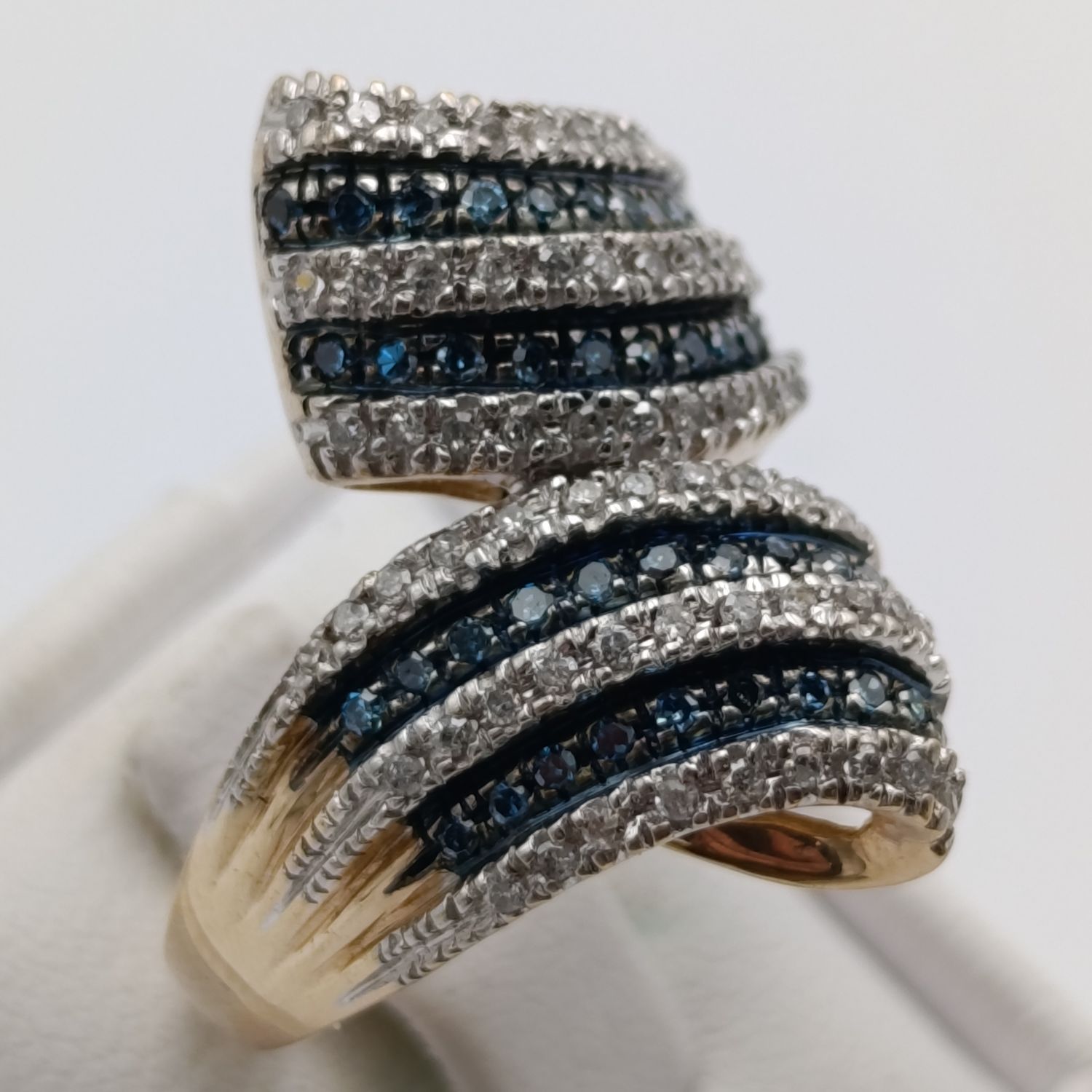 9kt gold ring with 62 white diamonds and 40 blue green diamonds - weight 5,4g