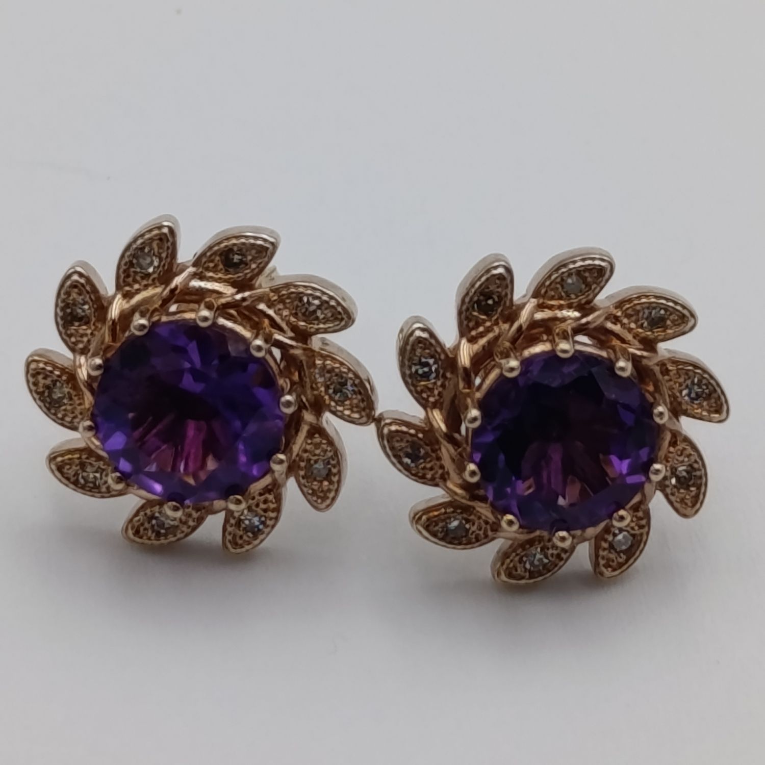 Pair of 14kt gold earrings with 10 small diamonds each - weight 5,9g purple centre stone -     Probably amethyst test as amethyst /spinel