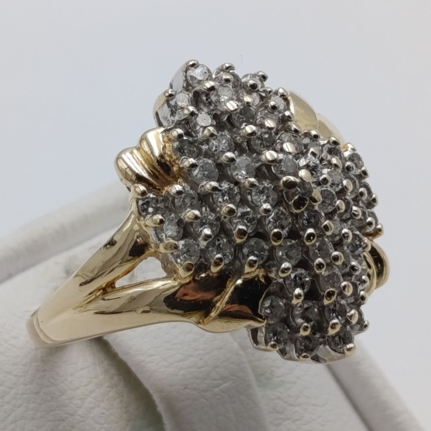 14kt gold ring with 57 diamonds - weight 6.3g
