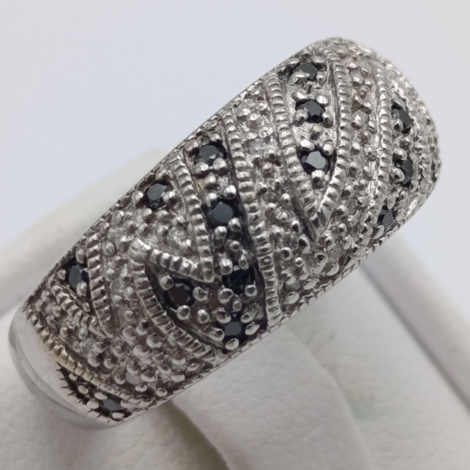 9kt white gold ring with 21 black diamonds and 26 white diamonds weight 5,1g