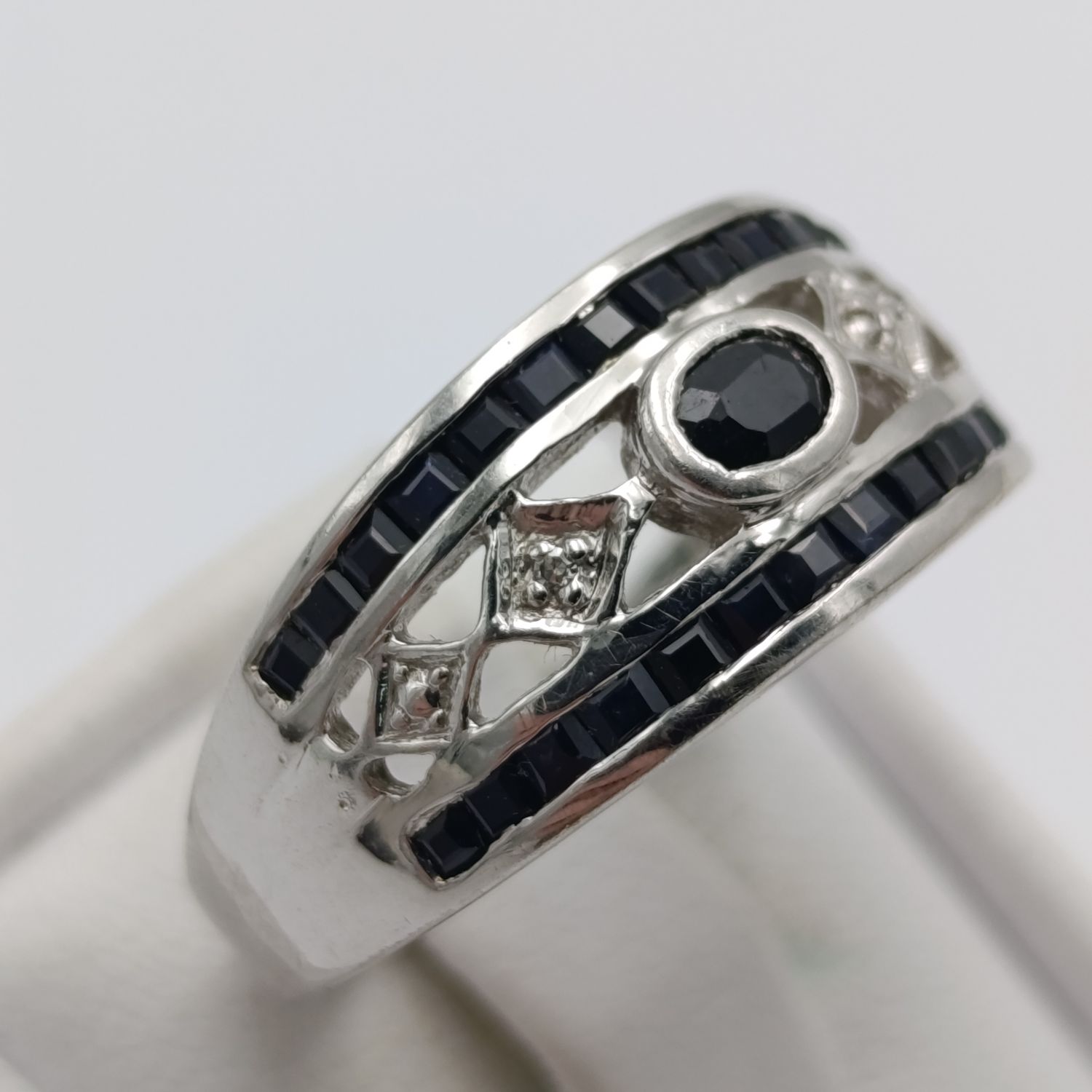 9kt white gold ring with 2 diamonds and 29 dark blue sapphires weight 3.5g