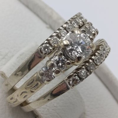 18kt gold ring set of 3 rings - Centre ring with about 0.35 carat diamond plus 4 smaller diamonds side rings with 18 diamonds in total Beautiful set weight 6.6g