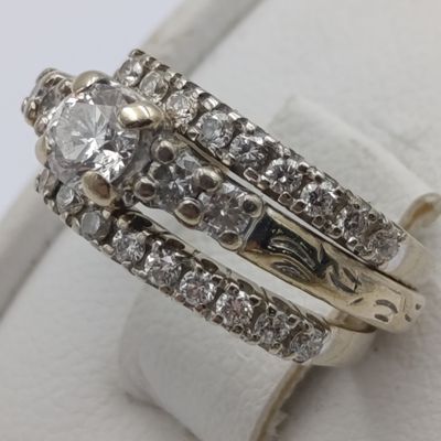 18kt gold ring set of 3 rings - Centre ring with about 0.35 carat diamond plus 4 smaller diamonds side rings with 18 diamonds in total Beautiful set weight 6.6g