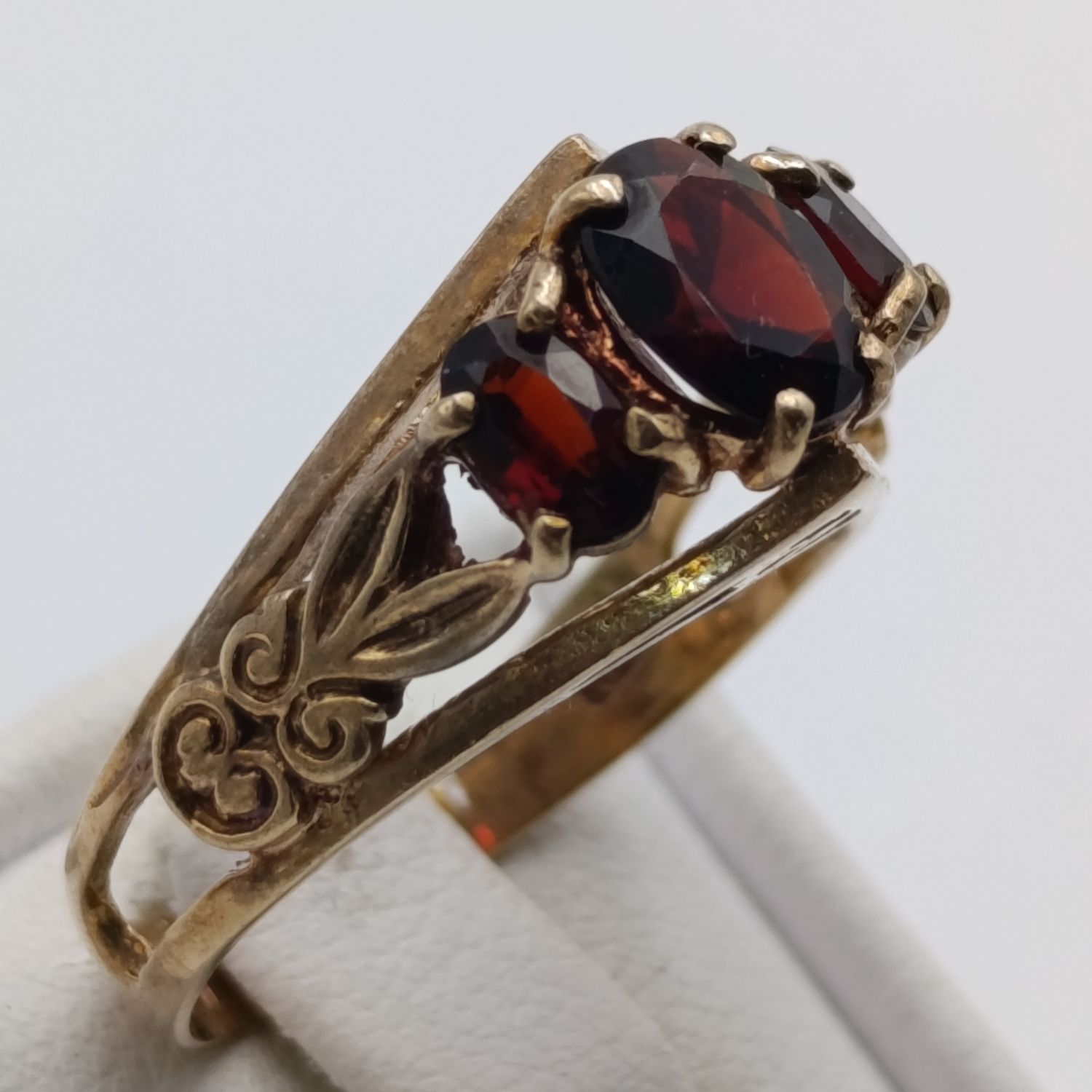 9kt gold ring Hallmarked with 3 orange red Garnets - weight 3.3g