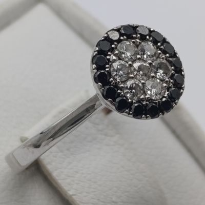 18kt white gold ring with 15 black diamonds and 7 white diamonds - weight 3,2g