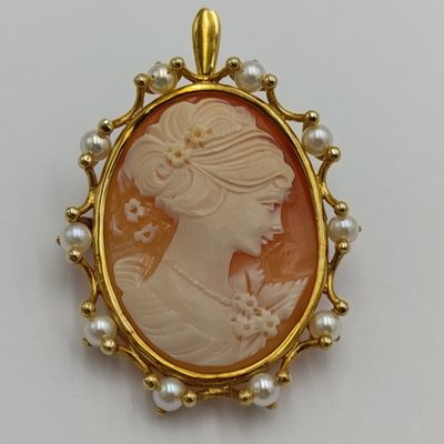 Beautiful 9kt Gold cameo brooch/pendant with pearls