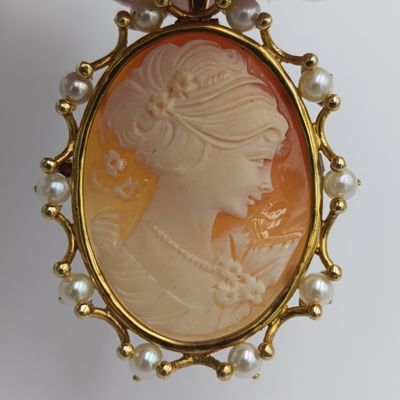 Beautiful 9kt Gold cameo brooch/pendant with pearls