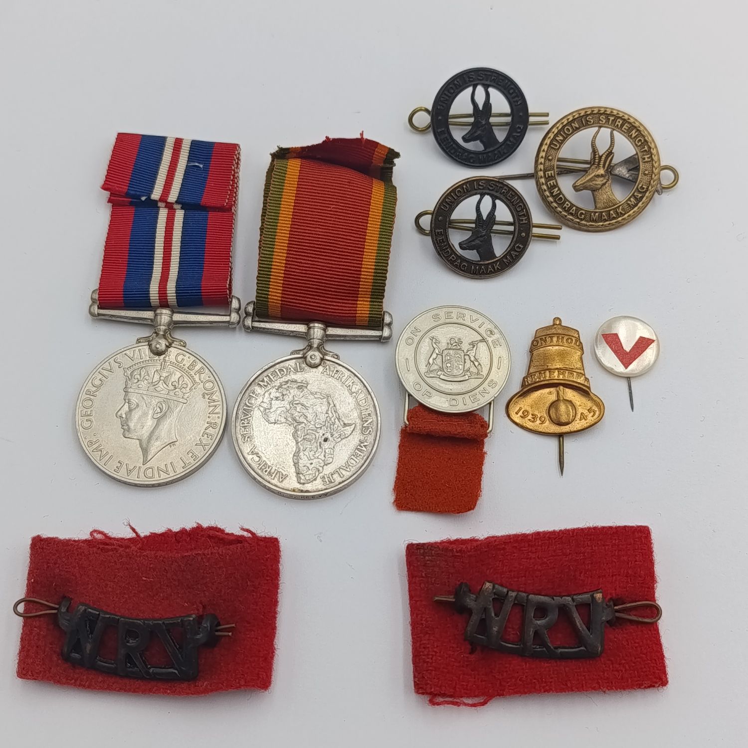 WW2 medal and badges set issued to 9549 HS Keevy - including 3 victory pin badges