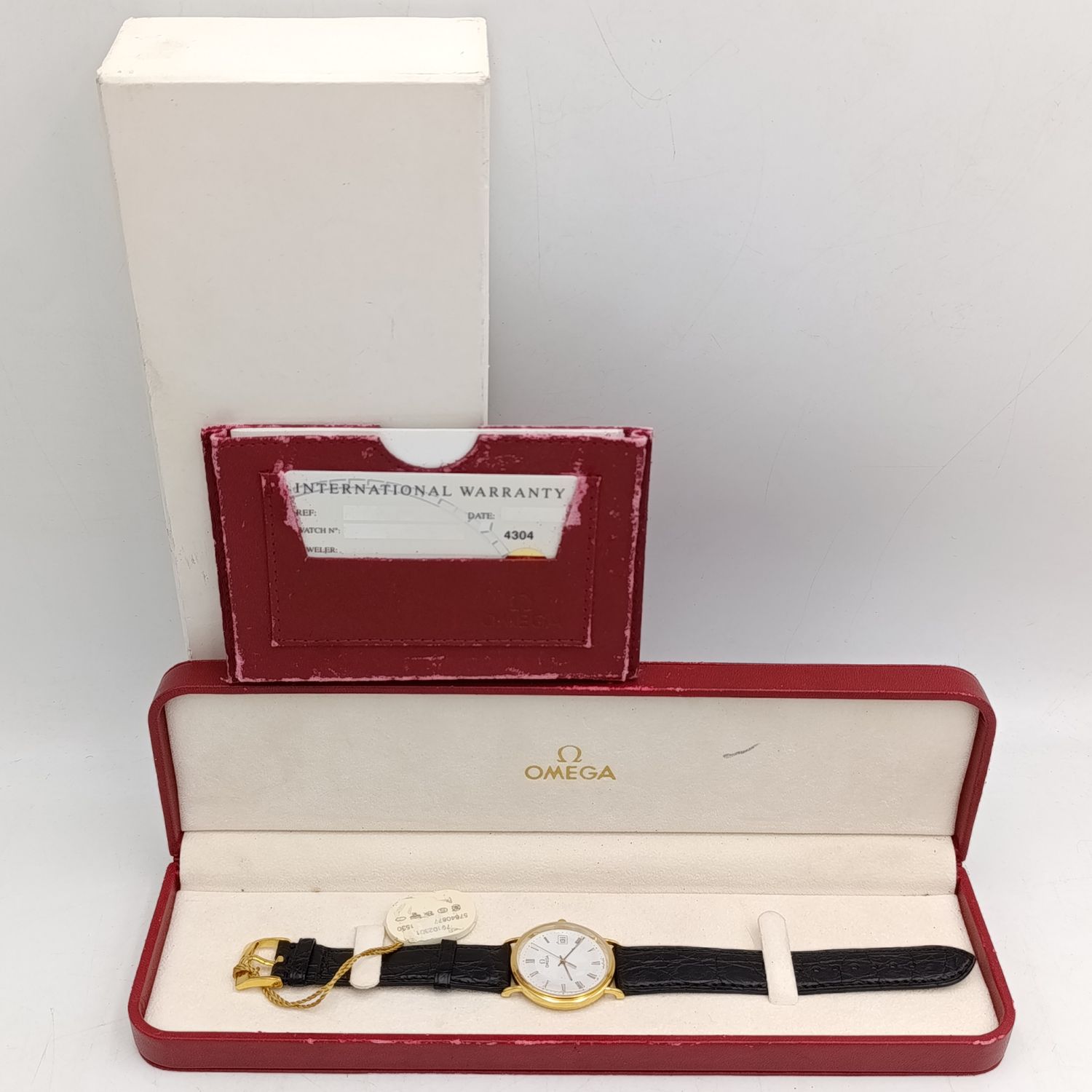 Omega 1530 Quartz 18kt gold men&#39;s watch - excellent condition in box with paperwork - fine scratches on back