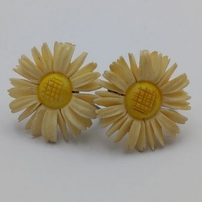 Vintage pair of Daisy earrings - screw on