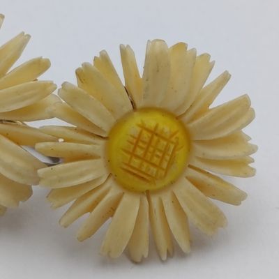 Vintage pair of Daisy earrings - screw on