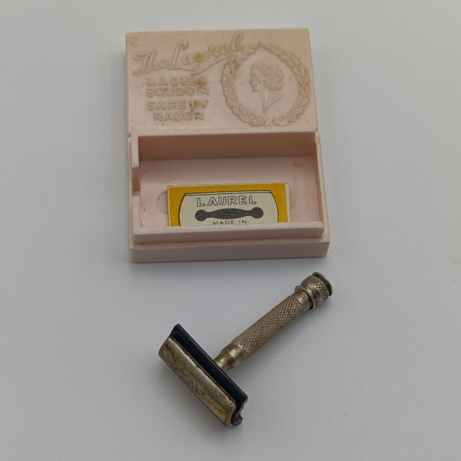 Vintage &quot;The Laurel&quot; Ladies boudoir safety razor - excellent condition in case