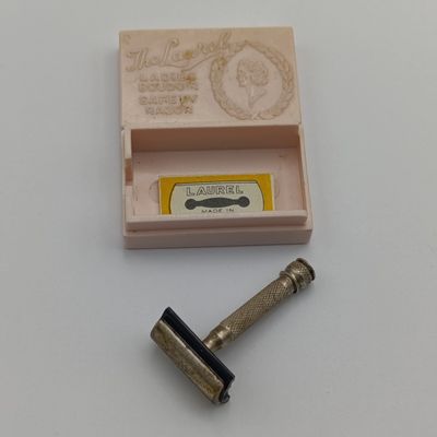 Vintage &quot;The Laurel&quot; Ladies boudoir safety razor - excellent condition in case