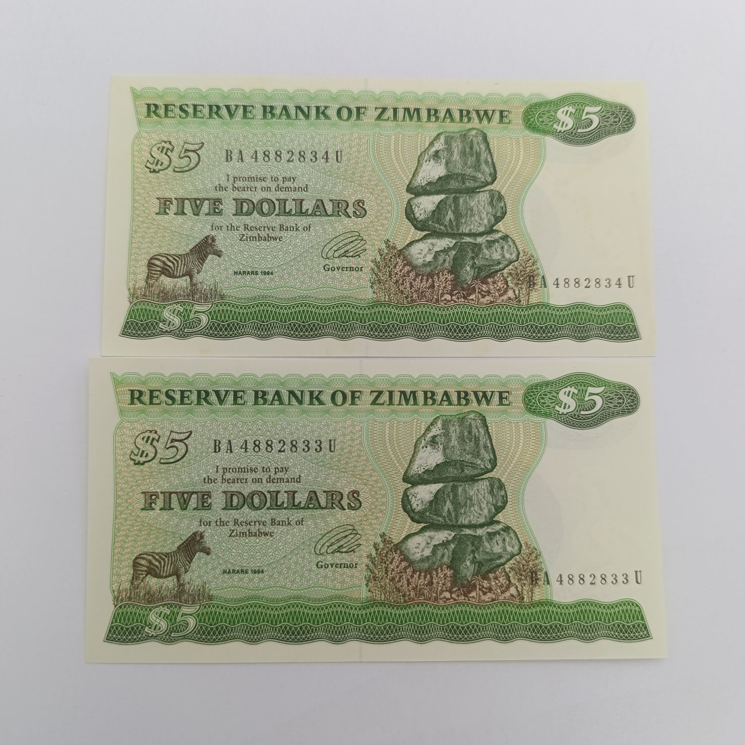 Zimbabwe 1994 Pair of $5 banknotes uncirculated with consecutive numbers - short neck bird