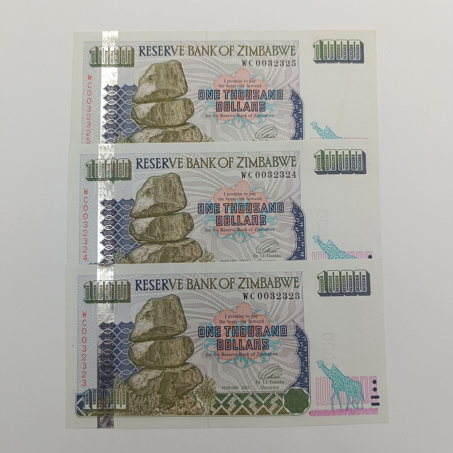 Zimbabwe $1 000 Harare 2003 uncirculated lot of 3 banknotes with consecutive numbers