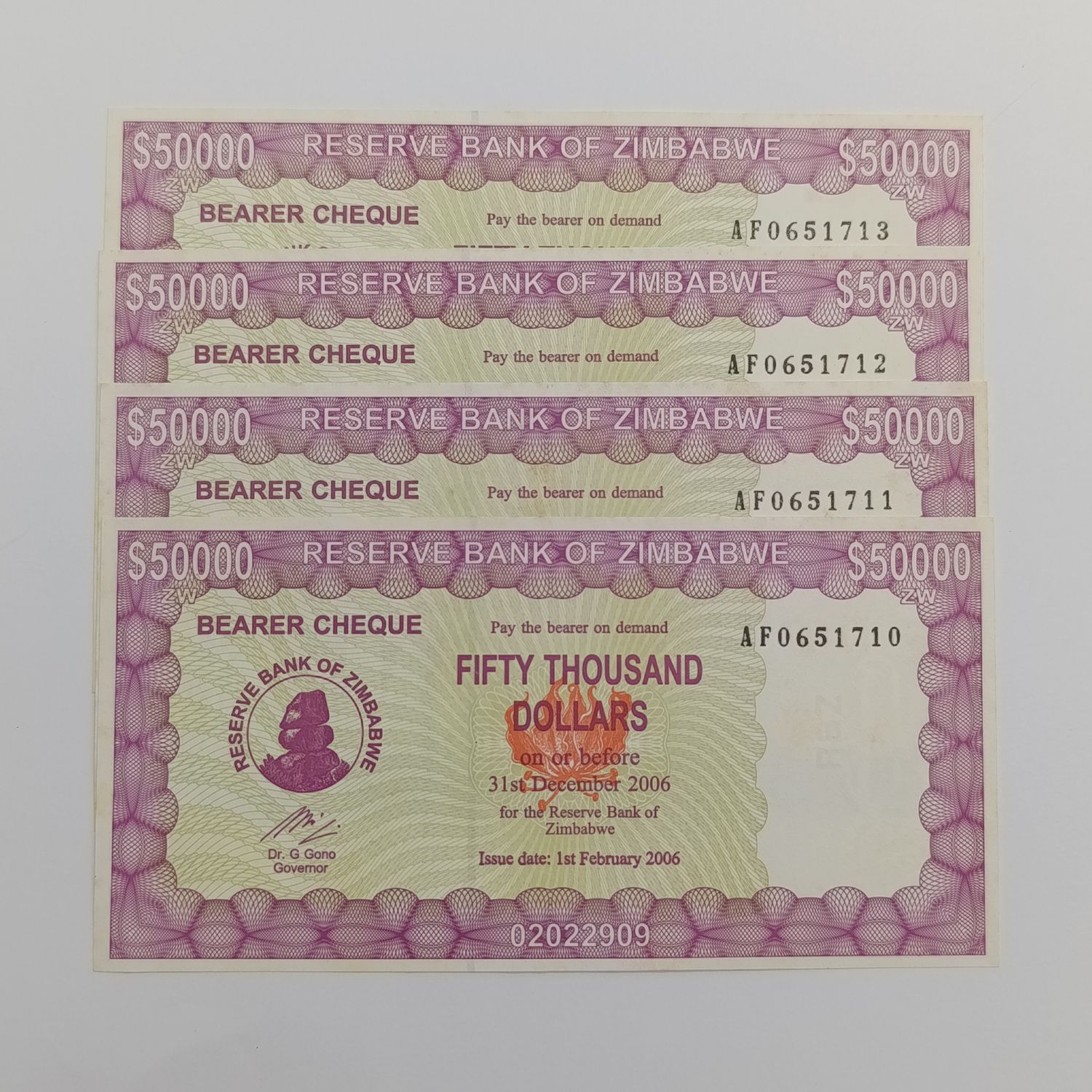 Zimbabwe $500 banknote Harare 2001 Pair of uncirculated notes with consecutive numbers