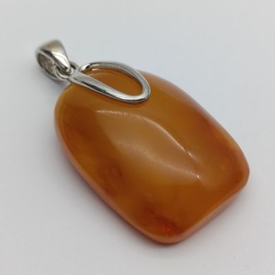 Piece of amber set in Sterling silver 16g