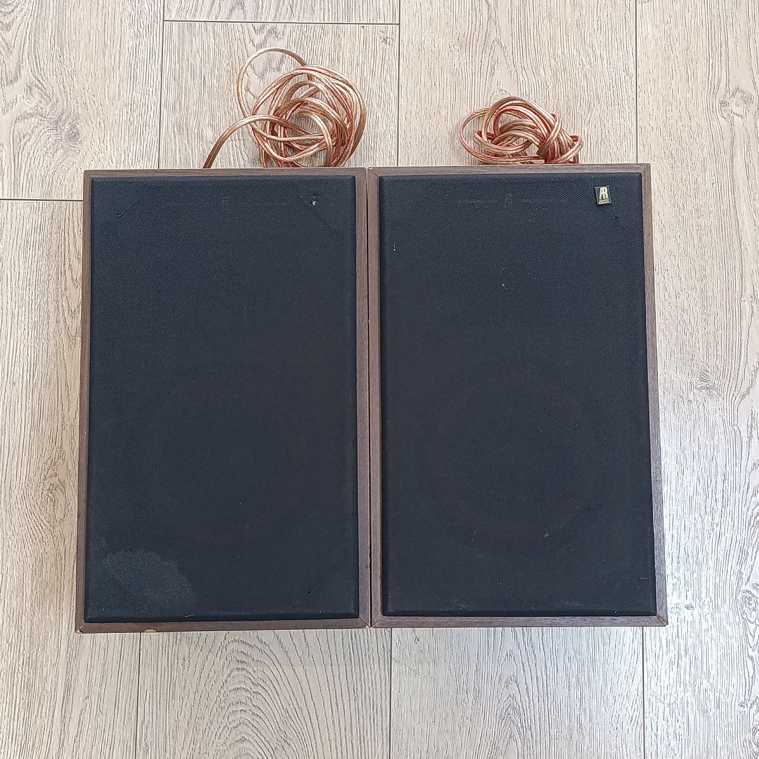 Pair of vintage Acoustic research AR8Bx speakers - working