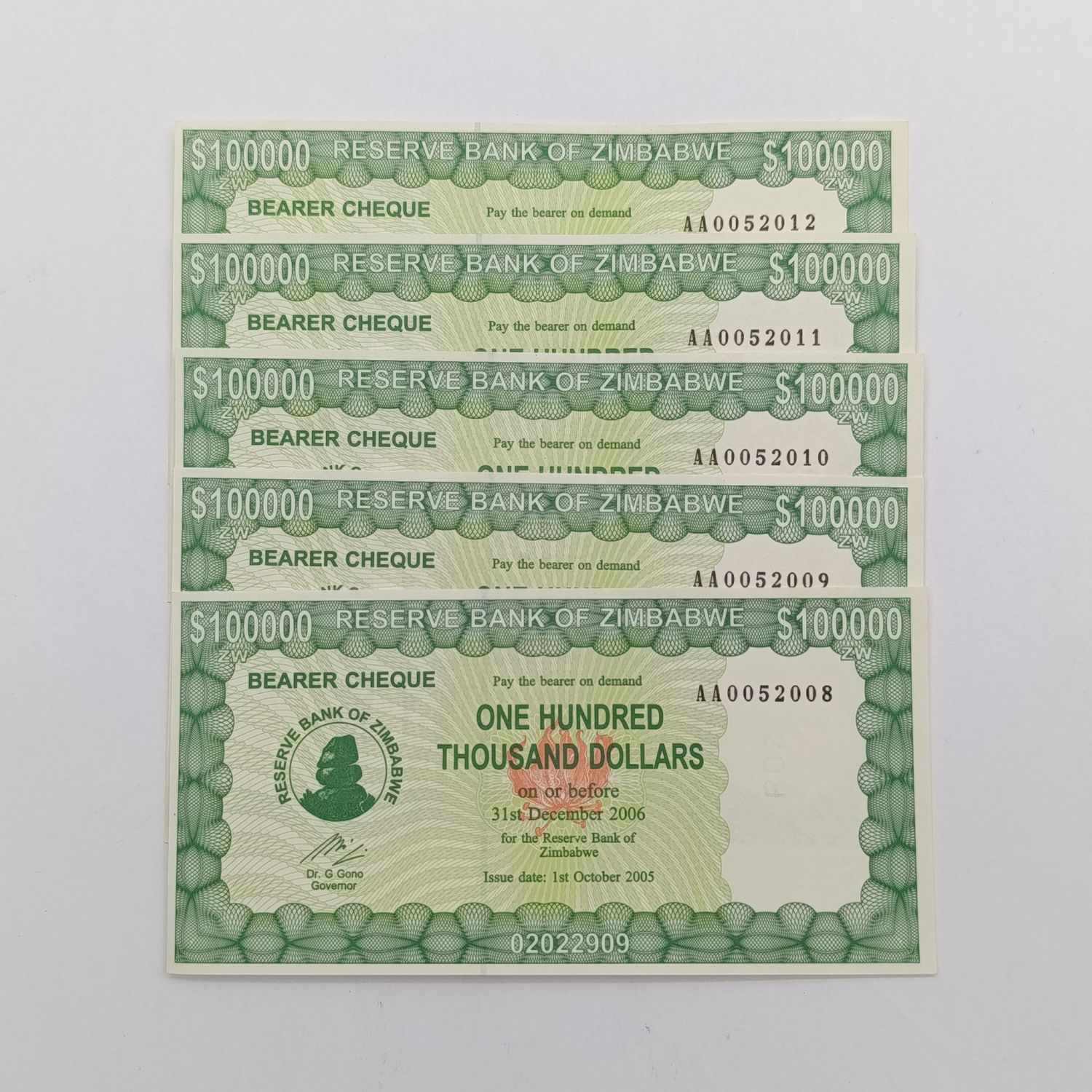 Zimbabwe $100 000 bearer cheques 1/10/2005 - uncirculated lot of 5 banknotes with consecutive numbers