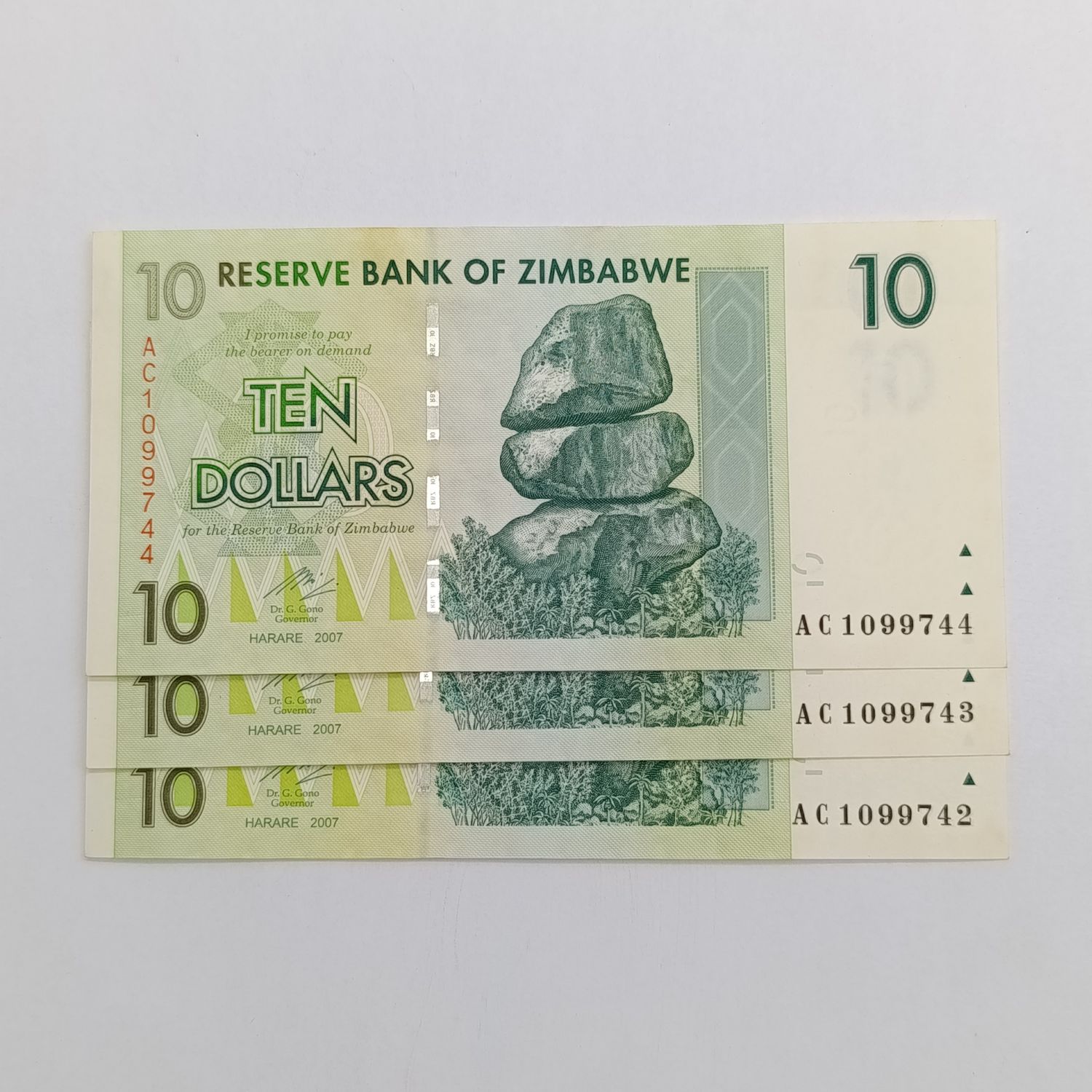 Zimbabwe $10 Harare 2007 lot of 3 uncirculated banknotes with consecutive numbers