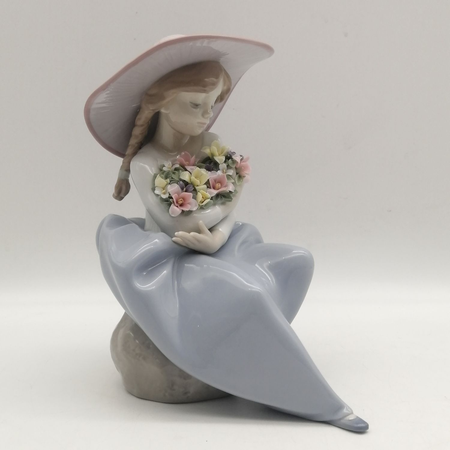 Lladro #5862 Fragrant Bouquet porcelain figurine