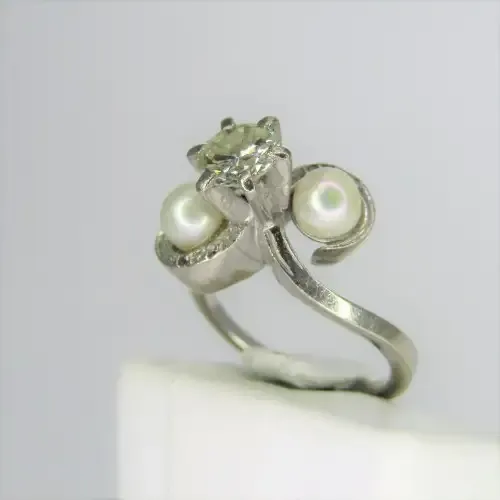 18kt white gold diamond ring with 0,75ct diamond and pearls - weighs 8,5g