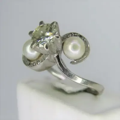 18kt white gold diamond ring with 0,75ct diamond and pearls - weighs 8,5g