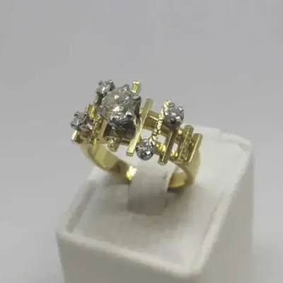18kt Gold diamond ring with 5 diamond - Weighs 7.2 grams - size K