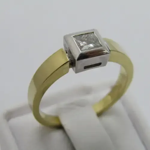 18kt White and yellow gold ring with diamond of 0.35ct colour G clarity VVS2 - weighs 4.8g