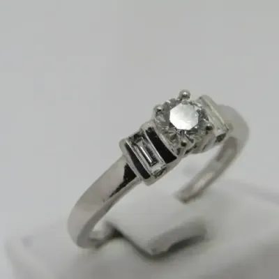 Platinum diamond ring with round diamond of 0.31ct and 2 baguette diamonds of 0.14ct - weighs 4.4g