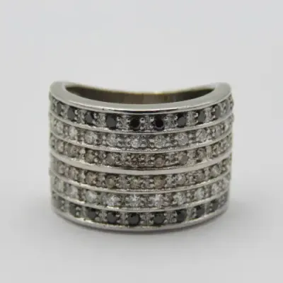 9kt White Gold dress ring with white, champagne and black diamonds - 75 Diamonds