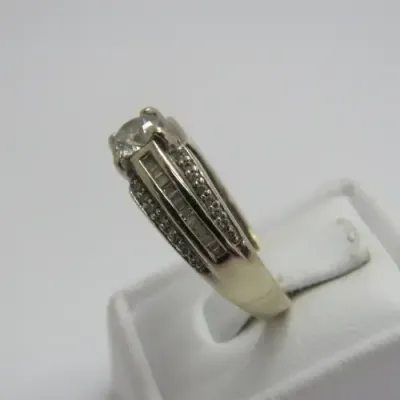 18kt White gold diamond ring with 0,504 ct diamond (colour J, SI2) and about 60 smaller diamonds
