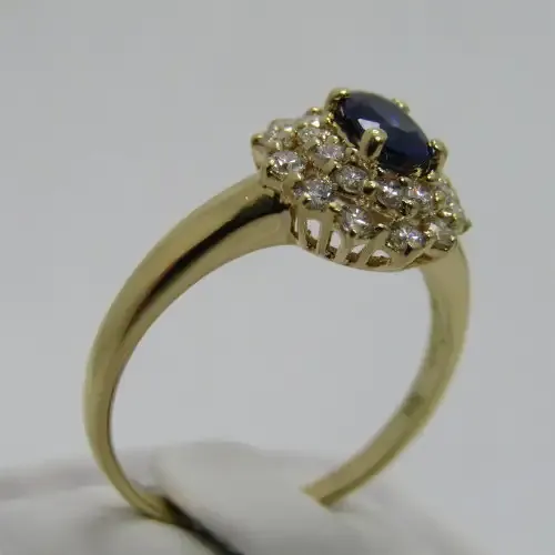 18kt Gold diamond and Sapphire ring - 23 small diamonds - sapphire oval appr0.50ct - weighs 3.4g