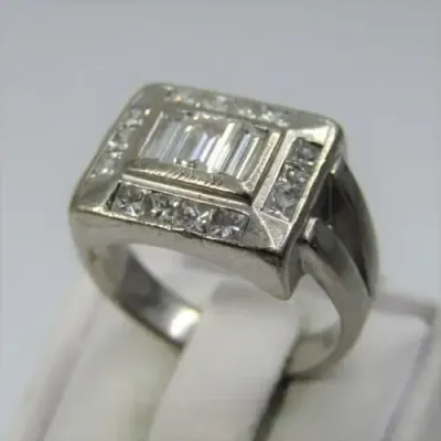 18kt Gold ring with 3 Baguette diamonds and 14 side diamonds - total of about 2ct - weighs 8,3g