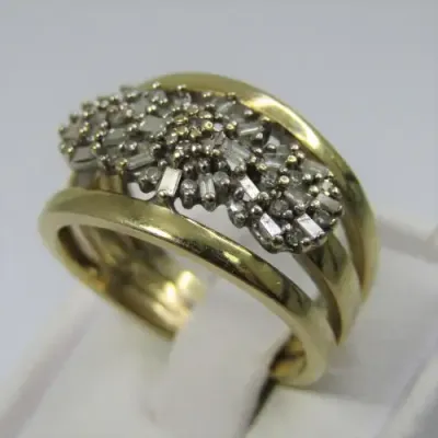18k Gold ring with 22 baguette diamonds and 24 small round diamonds - weighs 6,1g - size M