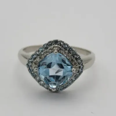 9kt white gold ring with Aquamarine and small diamonds - Weighs 3,0 g - Size O 1/2