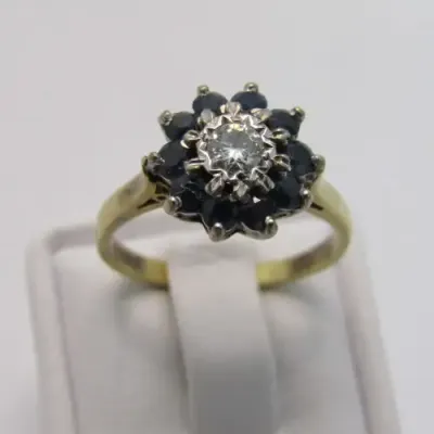 18kt Gold ring with diamonds and sapphires - weighs 4.2g - size N/7