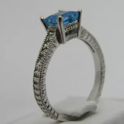 9kt White gold ring with 1.3ct blue topaz and small diamonds of 0.08ct in total - weighs 3.4g - Q/8