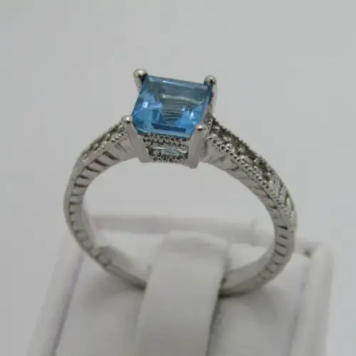 9kt White gold ring with 1.3ct blue topaz and small diamonds of 0.08ct in total - weighs 3.4g - Q/8